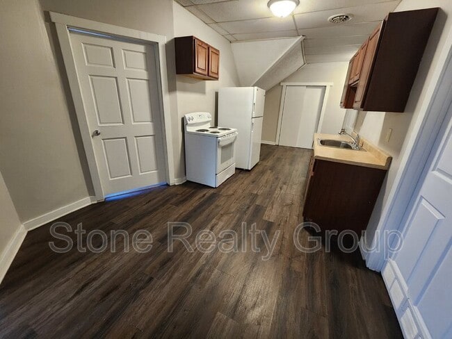 Building Photo - 610 S 5th St