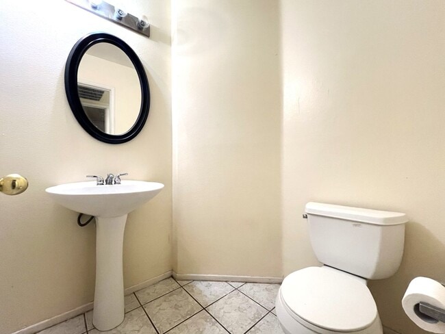 Building Photo - 4 bed, 2.5 bath located in Corona, CA!