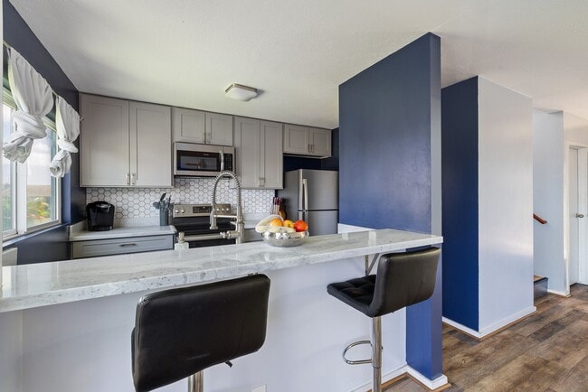 Building Photo - Makakilo Townhouse- 3 bed/ 1.5 bath/ 2 parking - Dog Friendly