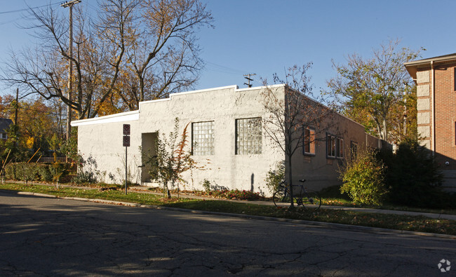 Building Photo - 211 E Davis Ave