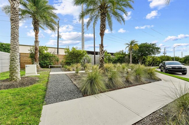 Building Photo - 5854 E Post Oak Ln