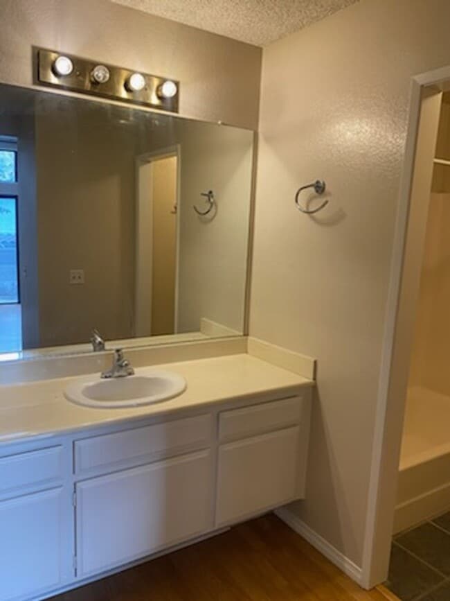 Building Photo - Beautiful 2 Bed 2 Bath condo in Pomona