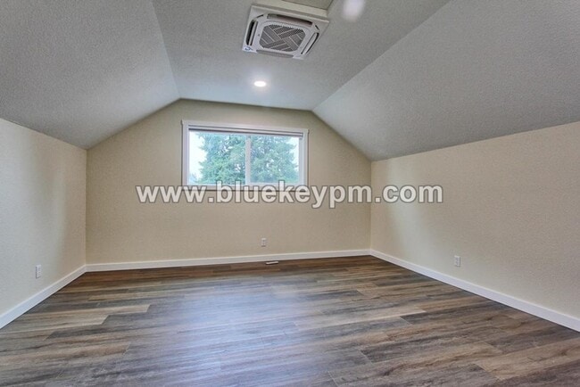 Building Photo - 5 Bed, 3 Bath Home in Orchards with Primary Bedroom on Main