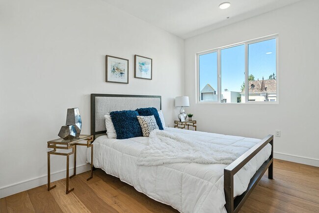 Room 2 - 820 S Wilton Pl