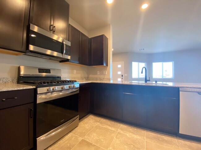Building Photo - AMAZING GATED 3 BED 2.5 BATH 2 CAR GARAGE !