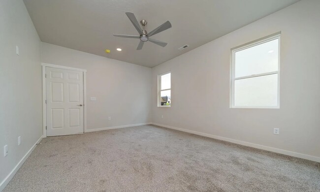 Building Photo - 2452 Park Vista St