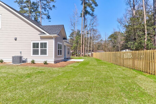 Building Photo - 204 Pineland Dr