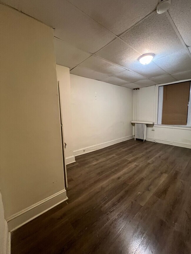 Building Photo - 114 1/2  S Queen St