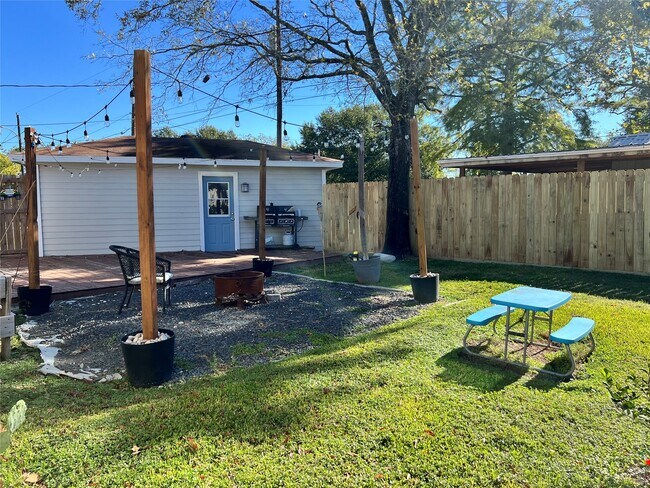 Building Photo - 3311 Crestmeadow Dr