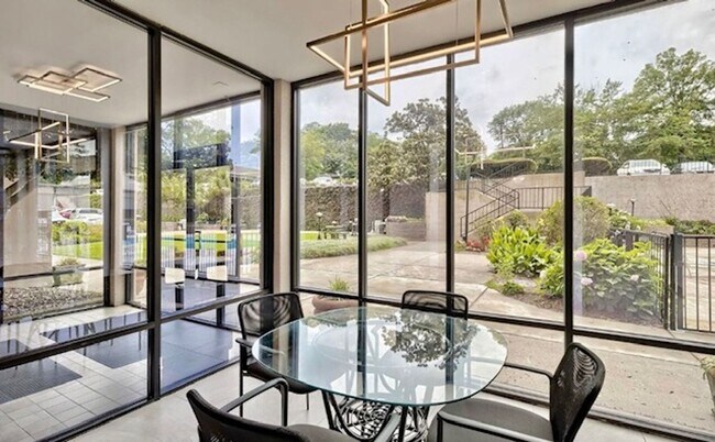 Building Photo - Newly Renovated Condo Located In Highly Desirable Area Of Forest Acres!