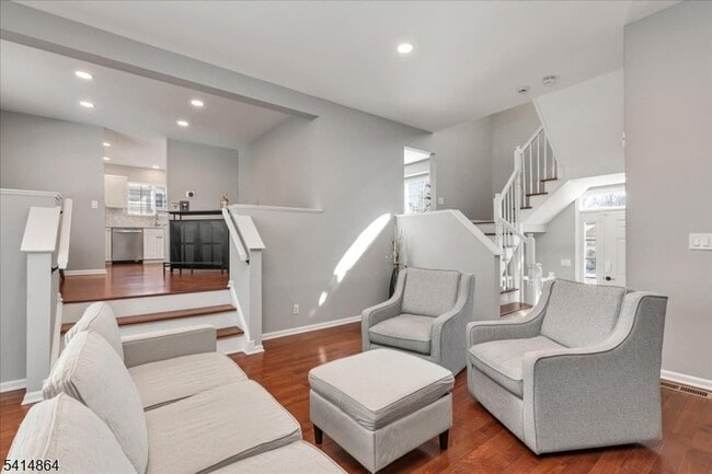 Building Photo - 40 Primrose Ln