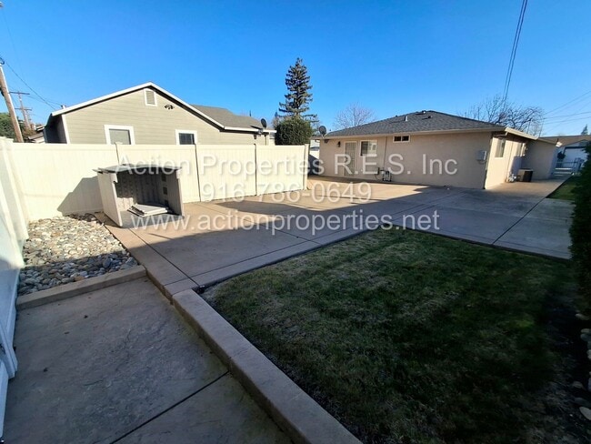 Building Photo - Central Roseville Immaculate Updated Single Story 2 Bedroom 1 Bathroom, New Paint, Fenced Yard