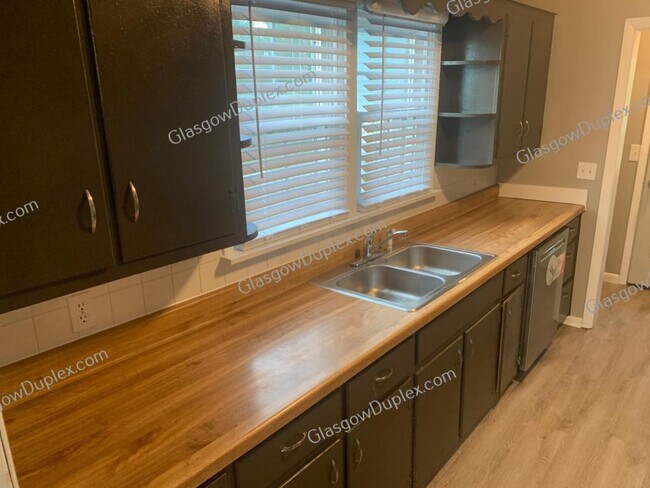 Building Photo - 215 Marion Dr