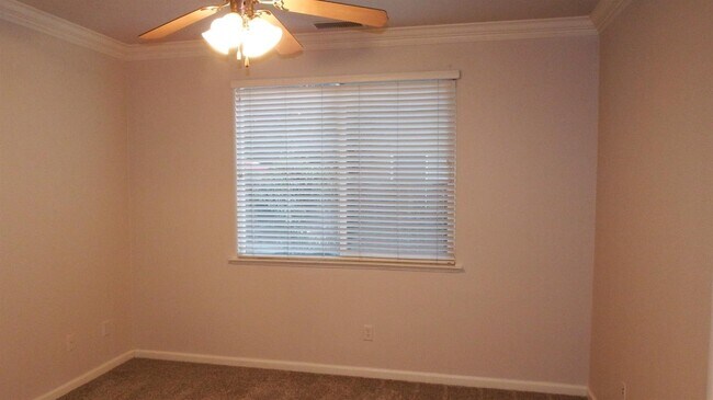 Building Photo - 3658 Vermont Ln