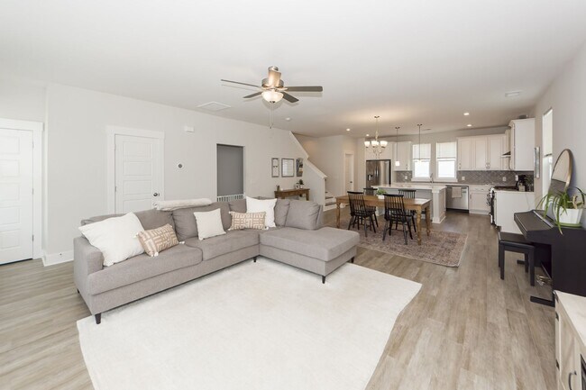 Building Photo - 3 Bedroom 2.5 Bath Single Family Home in Mixson