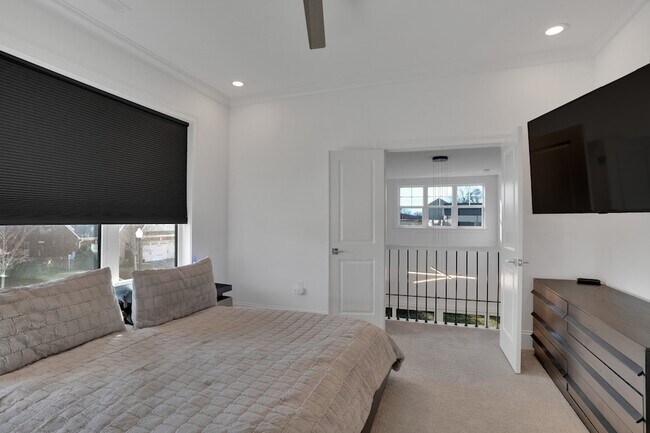 Building Photo - 1024 Club View Dr