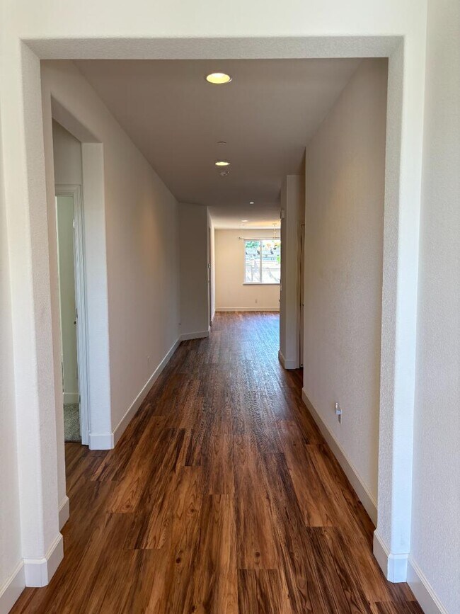 Building Photo - 402 Crimson Cir