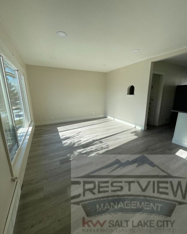 Building Photo - Theall Triplex