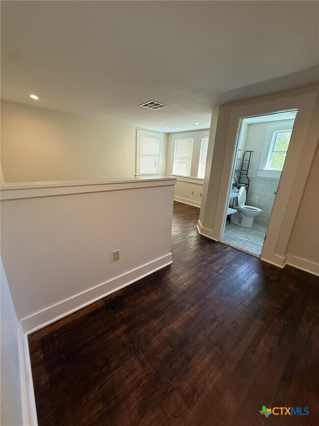 Building Photo - 619 E Donegan St