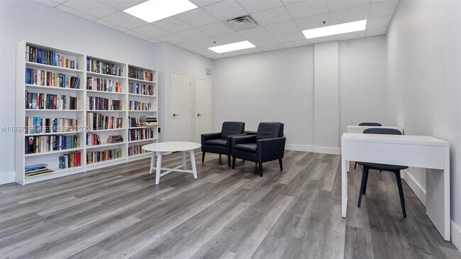 Building Photo - 3701 N Country Club Dr