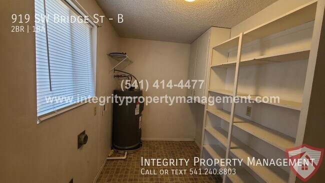 Building Photo - 919 SW Bridge St