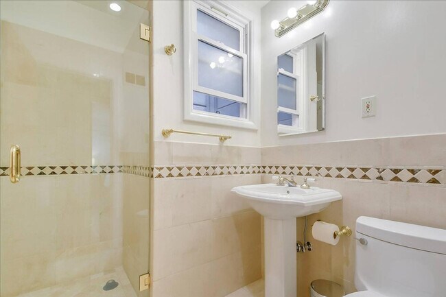 Building Photo - 1021 Greenwich St