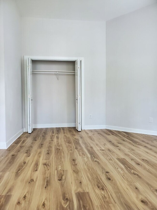 Building Photo - Newly Renovated 2B Apartment just Blocks f...
