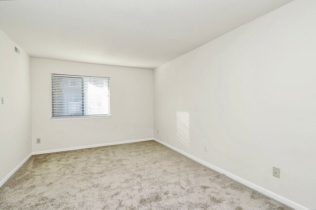 Building Photo - Rent Special on Adorable One Bedroom Condo...
