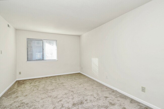 Building Photo - Rent Special on Adorable One Bedroom Condo in the Heathstead Community!