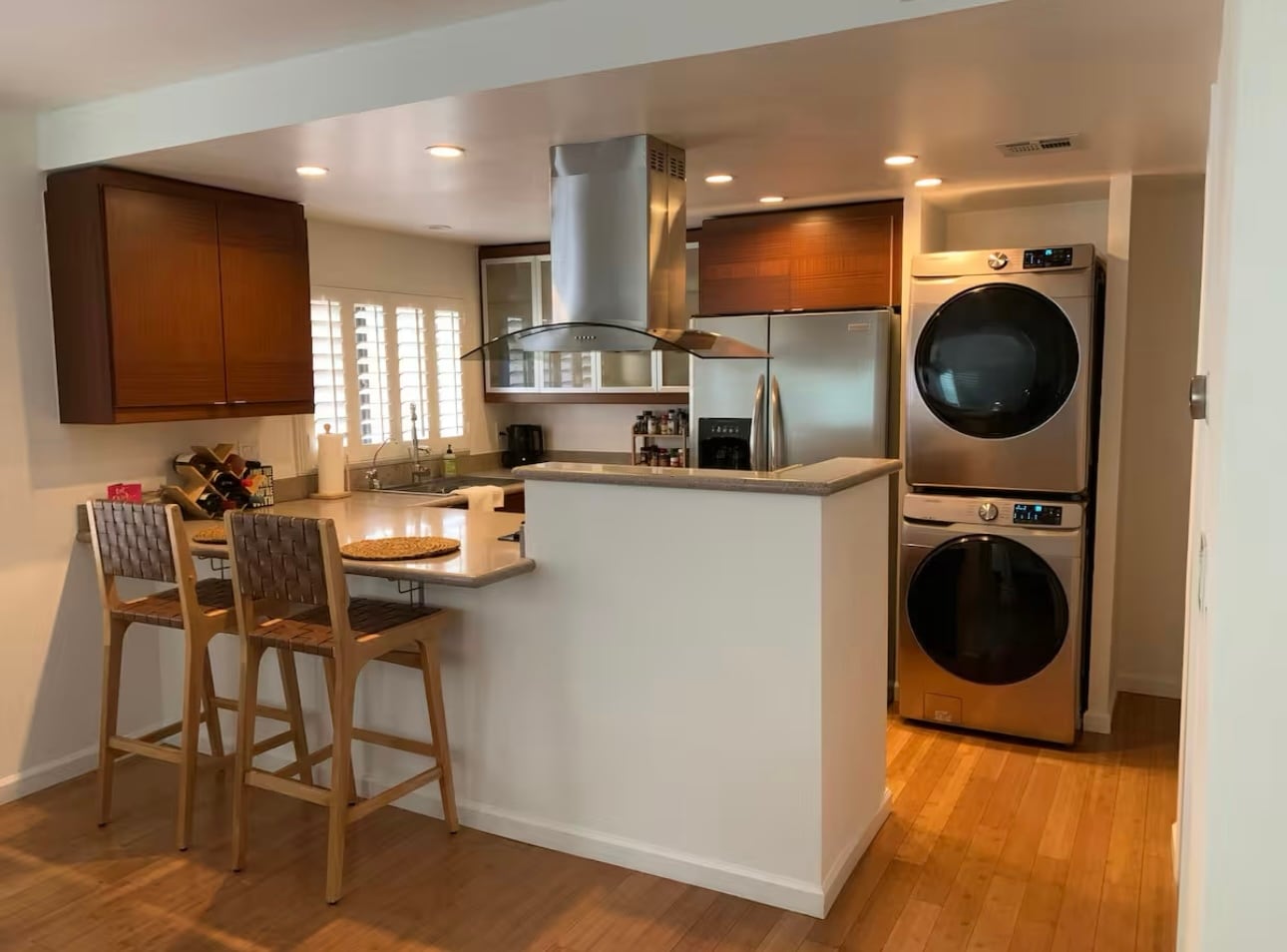 Full Kitchen and Laundry - 10926 Bluffside Dr