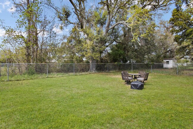 Building Photo - 805 Lewis Ave