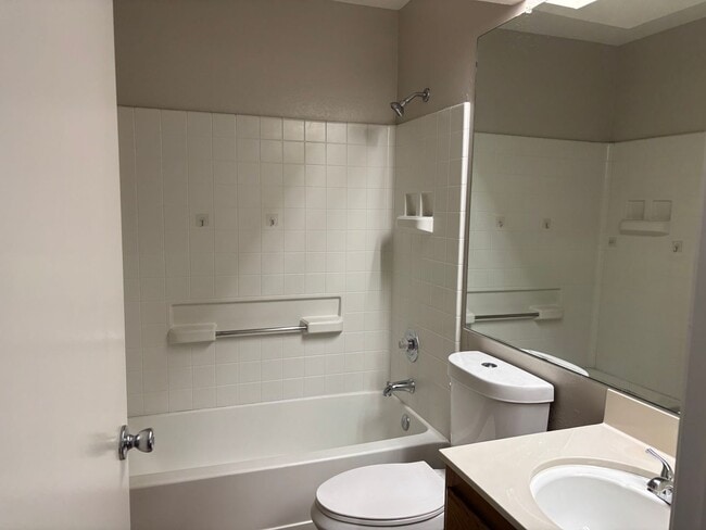 Building Photo - Oakley Single Story with Community Pool!