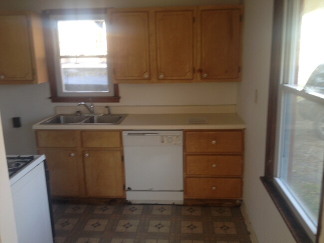 kitchen - 211 Highview Ave