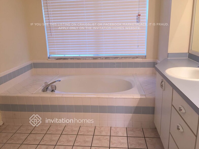 Building Photo - 2401 Bel Air Cir