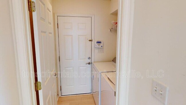 Building Photo - 342 Meadow Pathway Dr