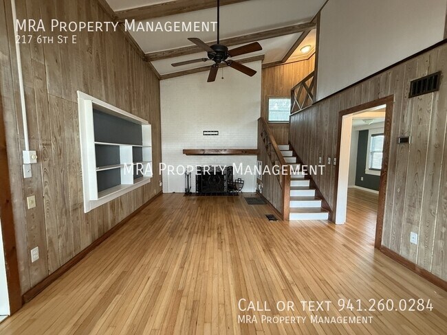 Building Photo - 217 6th St E