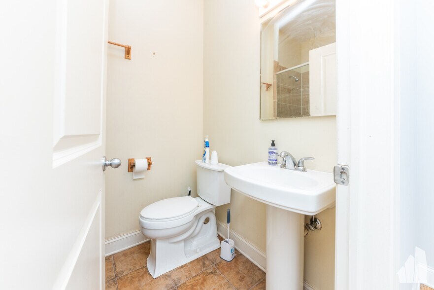 Building Photo - 1133 W Addison St