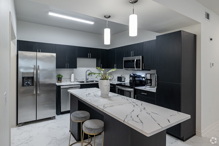 1BR, 1BA - 828SF - Kitchen - Hampton Astoria