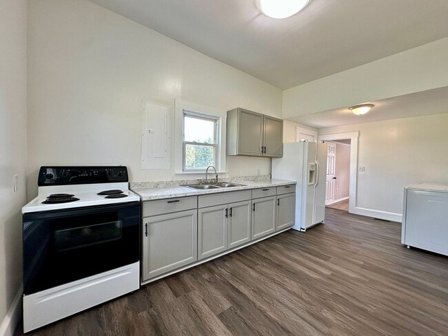 Building Photo - Charming 3 Bedroom Home for Rent – Recentl...