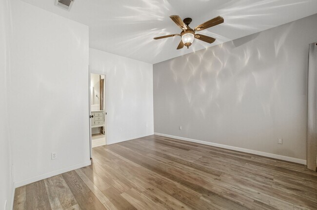 Building Photo - Upgraded 1 Bedroom Condo in Gated Communit...