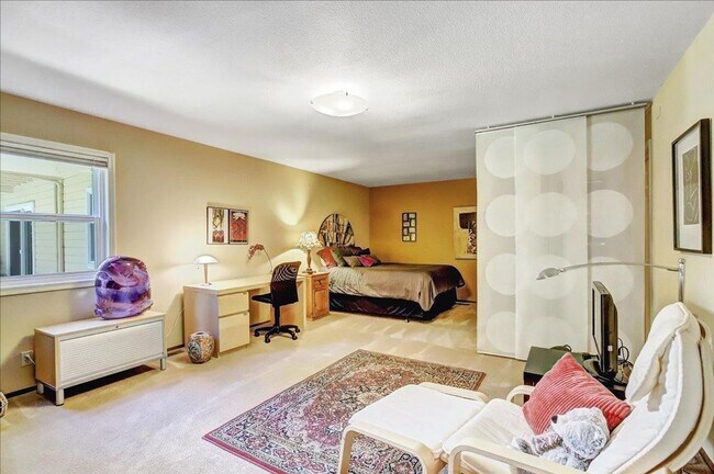 Building Photo - Very Desirable Woodbridge Townhouse in Nevada City