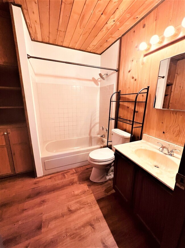 Building Photo - 830 Brook Dr