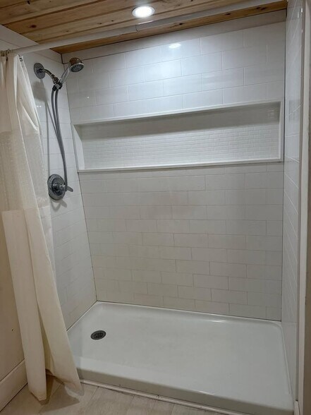 Building Photo - 605 NE 27th St