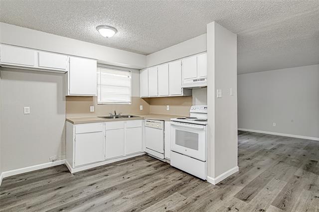 Building Photo - 844 NW Summercrest Blvd