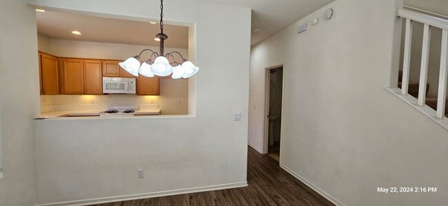 Building Photo - Autumn Glenn Large Two Story Home Near Sho...