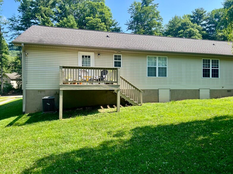 Rear Deck - 523 Stoney Mountain Rd