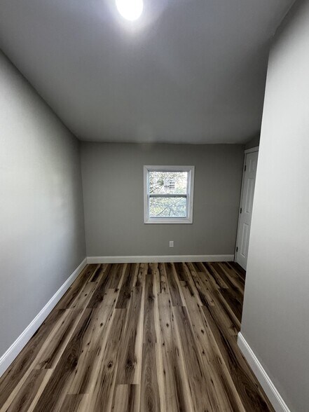 Building Photo - 118 Bank St