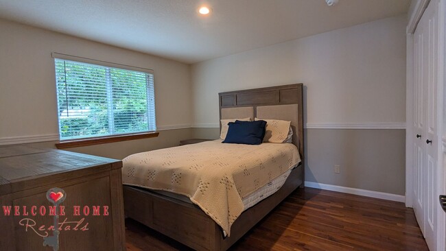 Building Photo - Huge waterfront home, fully furnished, boa...