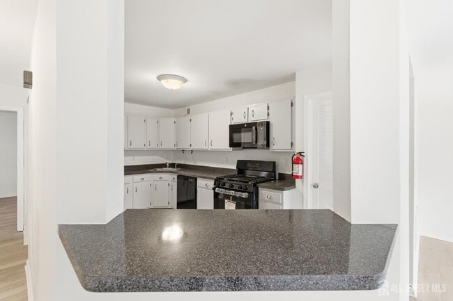 Building Photo - 405 Plymouth Rd