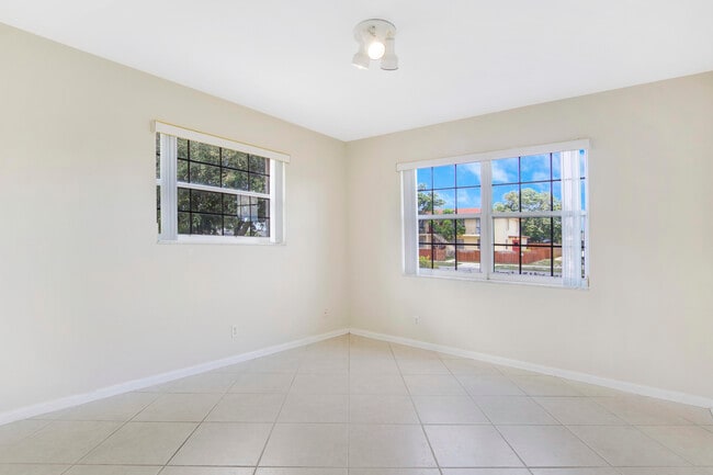 Building Photo - 527 W Jasmine Dr